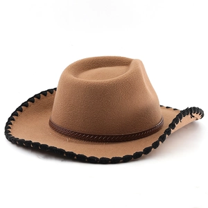 Détail chapeau de cowboy marron avec bordure surpiquée noire et ruban en cuir tressé