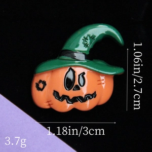 Dettaglio ciondolo zucca di Halloween con cappello da strega, dimensioni 3,0x2,7cm e peso 3,7g
