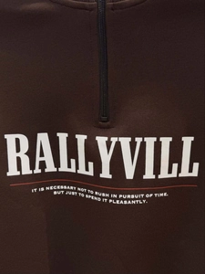 Detail von Reißverschlusskragen und RALLYVILL-Schriftzug auf braunem Oversize-Sweatshirt