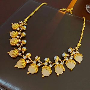 Vintage bloemenketting met roze edelstenen en parels op een getextureerde basis