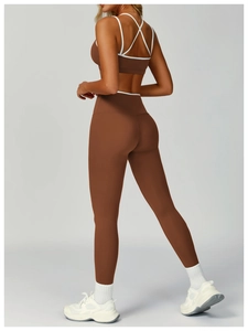 Vista posteriore del set da yoga marrone con bordi a contrasto e reggiseno sportivo