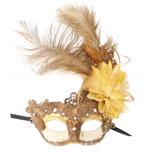 Dettaglio maschera in pizzo dorato con piume ornamentali e strass scintillanti