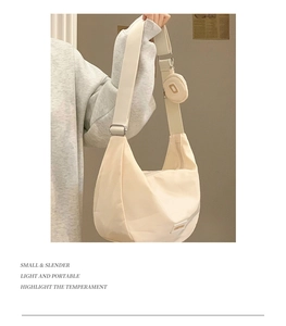 Dettaglio della borsa a tracolla in nylon crema con tracolla regolabile e astuccio