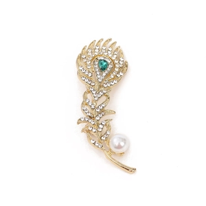 Vintage peacock feather brooch in gold with green zircon and round white pearl