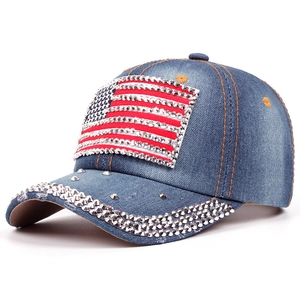 Casquette en denim avec drapeau américain en strass et accents de clous métalliques