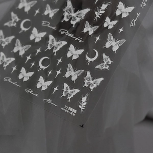 Vista macro degli adesivi per unghie Dark Butterfly con motivi di luna e farfalle