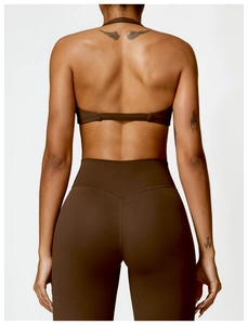 Détail du soutien-gorge de sport dos nu café et de l'ensemble de leggings taille haute