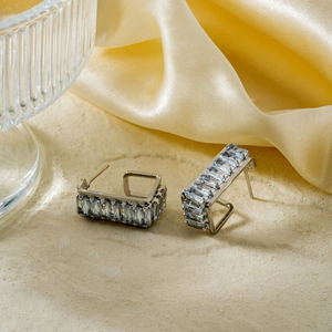 Élégantes boucles d'oreilles carrées en argent avec cristaux bleu clair sur soie