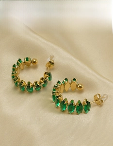 Dettaglio ravvicinato di orecchini in acciaio placcati oro 18K con zircone smeraldo marquise
