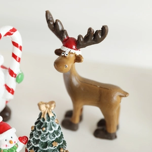 Lot de figurines de Noël miniatures en résine avec renne, bonhomme de neige et sapin