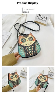Détail du sac bandoulière hibou bohème vert avec motifs ethniques et fine bandoulière