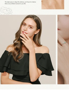 Dettaglio di un sottile anello in argento S925 con tormalina Paraiba rettangolare incastonata