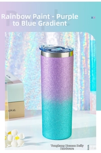Gros plan du gobelet 20oz en acier inoxydable avec dégradé pailleté violet-bleu et couvercle