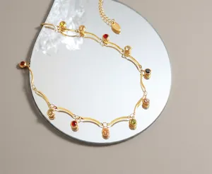 Détail du poinçon K18 sur une chaîne dorée ornée de zircons ronds multicolores
