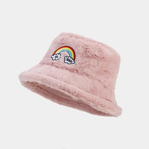 Chapeau bob en peluche rose avec broderie arc-en-ciel et fausse fourrure douce