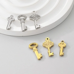 Detailansicht von sechs Vintage-Schlüsselanhängern aus Metall in Gold und Silber