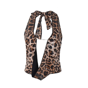 Détail du haut dos nu à sequins léopard avec attaches en chaînes métalliques