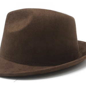 Gros plan détaillé du chapeau fedora en daim marron foncé avec couture décorative