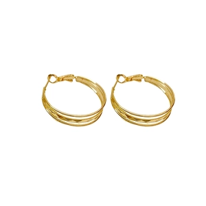 Boucles d'oreilles créoles dorées multicouches avec texture losange et style épuré