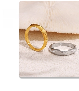 Détail de bagues à facettes or et argent avec une texture ondulée irrégulière