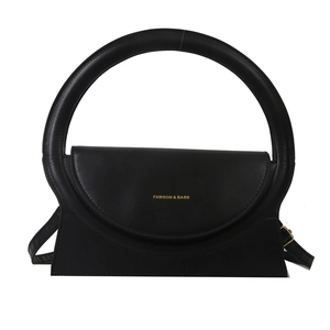 Minimalistische schwarze Lederhandtasche mit großem Rundgriff und verstellbarem Schultergurt