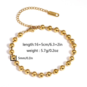 Gros plan du bracelet à billes dorées de 5mm en acier inoxydable avec chaîne réglable