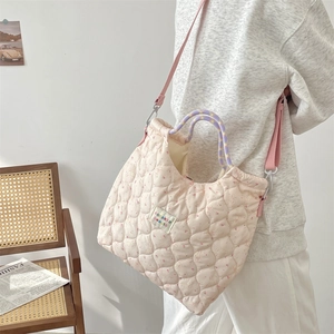 Sac fourre-tout matelassé rose avec motif lapin mignon et anses tissées lilas