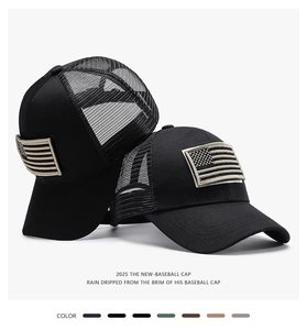 Detalle de parches bordados de bandera americana en gorras de béisbol de malla negra