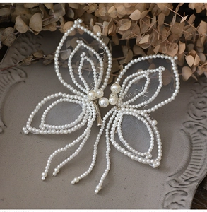 Barrette papillon élégante faite main avec perles blanches et gaze pour coiffure de mariée