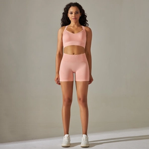 Détail de la maille côtelée sans couture sur l'ensemble de yoga pêche avec short