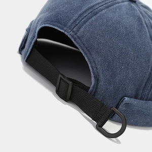 Détail du bonnet docker en coton bleu avec sangle en nylon réglable et boucle en D