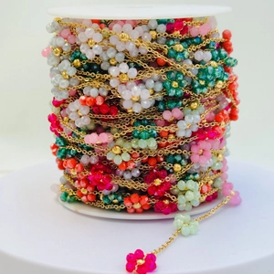 Catena di perle a fiori colorati fatta a mano con maglie in metallo dorato su bobina