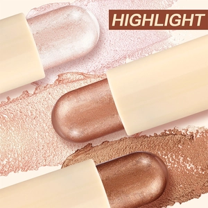 Makroaufnahme von Highlighter-Sticks mit Swatches in Champagner-, Gold- und Bronzetönen