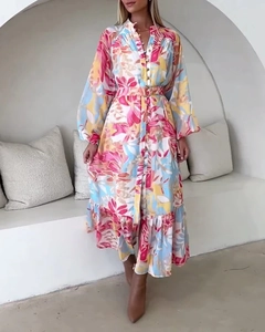 Detailansicht des abstrakten Blumenmusters und der Knopfleiste am Midikleid mit Ärmeln