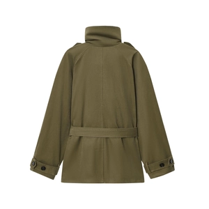 Vue arrière du trench-coat vert armée avec ceinture, épaulettes et pattes de boutonnage