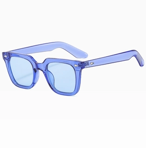 Detailaufnahme der blauen quadratischen Sonnenbrille mit pfeilförmigen Metallnieten