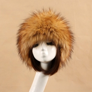 Texture détaillée du bonnet d'hiver épais en fausse fourrure jaune paille style cosaque