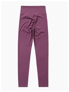 Vue détaillée du legging de yoga prune à taille haute avec texture push-up fessier