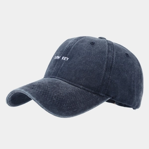 Dettaglio del ricamo LOW KEY sul cappellino da baseball vintage in cotone blu scuro