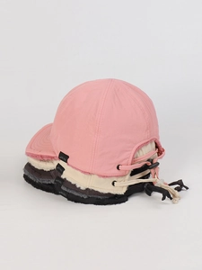 Dettaglio cappello invernale con paraorecchie in vari colori e fodera in pile calda