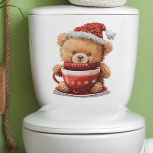 Détail d'un autocollant de Noël avec ourson sur un réservoir de toilettes blanc en céramique