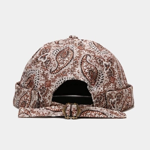 Bonnet docker à motif paisley marron avec boucle réglable vue de l'arrière