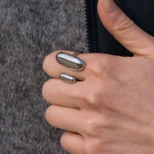 Minimalistischer offener Edelstahlring in Silber mit einzigartigem Doppel-Pillen-Design