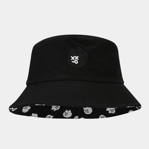 Détail du chapeau bob noir en coton avec broderie et doublure imprimée de motifs chat