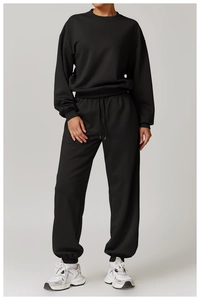 Detail eines schwarzen High-Waist-Trainingsanzugs mit Kordelzug und Rippbündchen