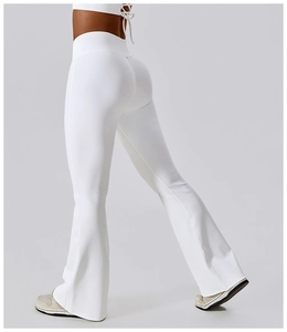 Gros plan du pantalon de yoga évasé blanc à taille haute montrant la texture côtelée