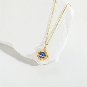 Elegante collana dorata con pendente a pianeta blu e zirconi bianchi scintillanti