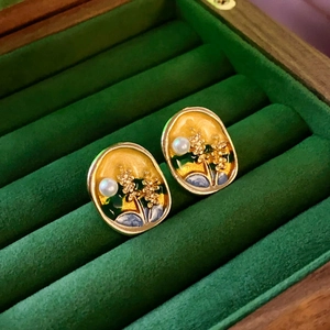 Détails des boucles d'oreilles vintage en émail fleuri avec une perle blanche