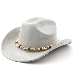 Détail d'un chapeau de cowboy en daim gris clair avec coquillages et perles de bois