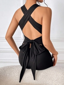 Elegante vestido negro con espalda descubierta y lazo grande decorativo